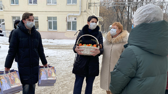 В День женщины-врача медики одной из «красных зон» Екатеринбурга получили подарки 